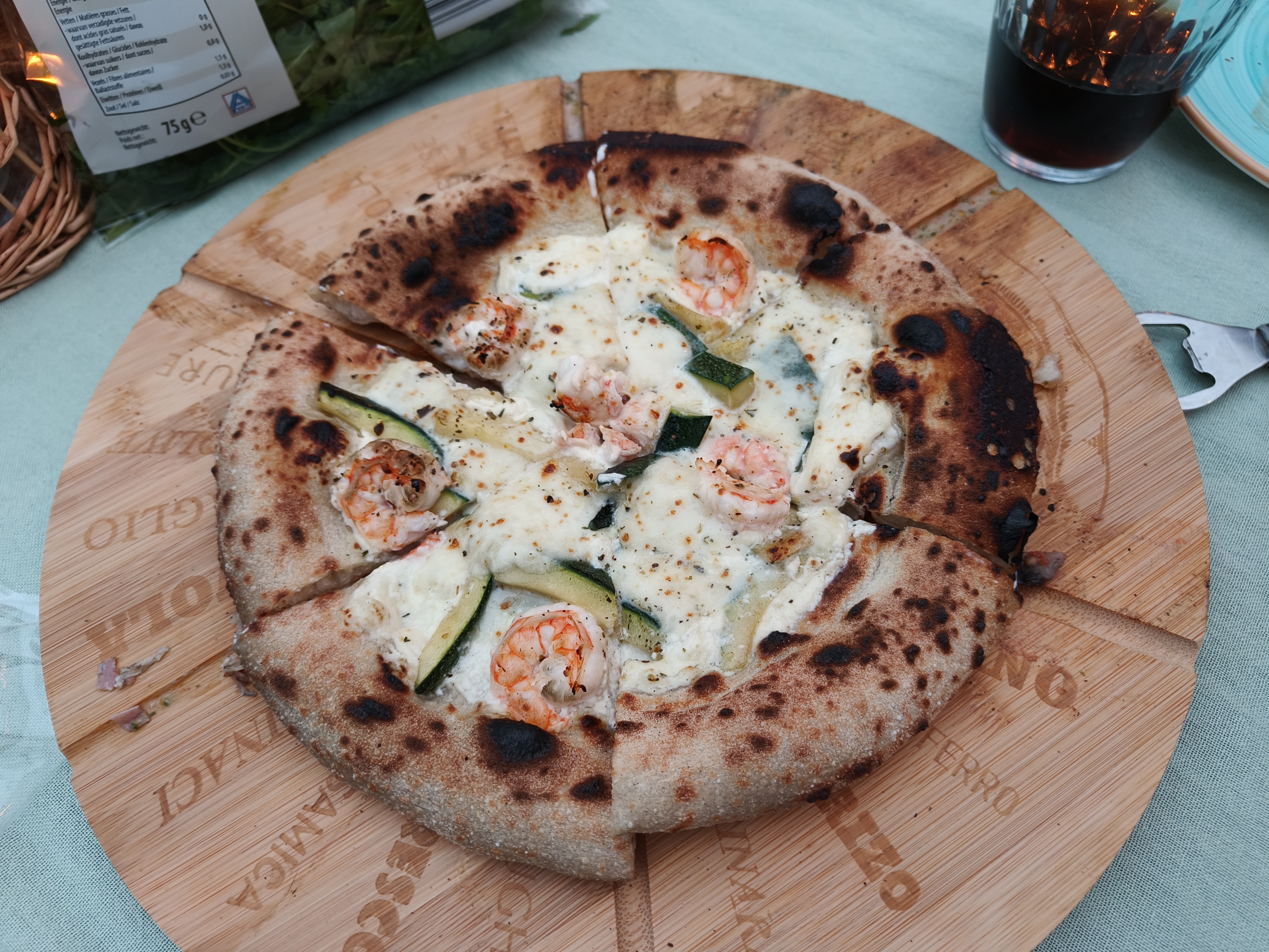 Pizza Bianca met courgette en scampi