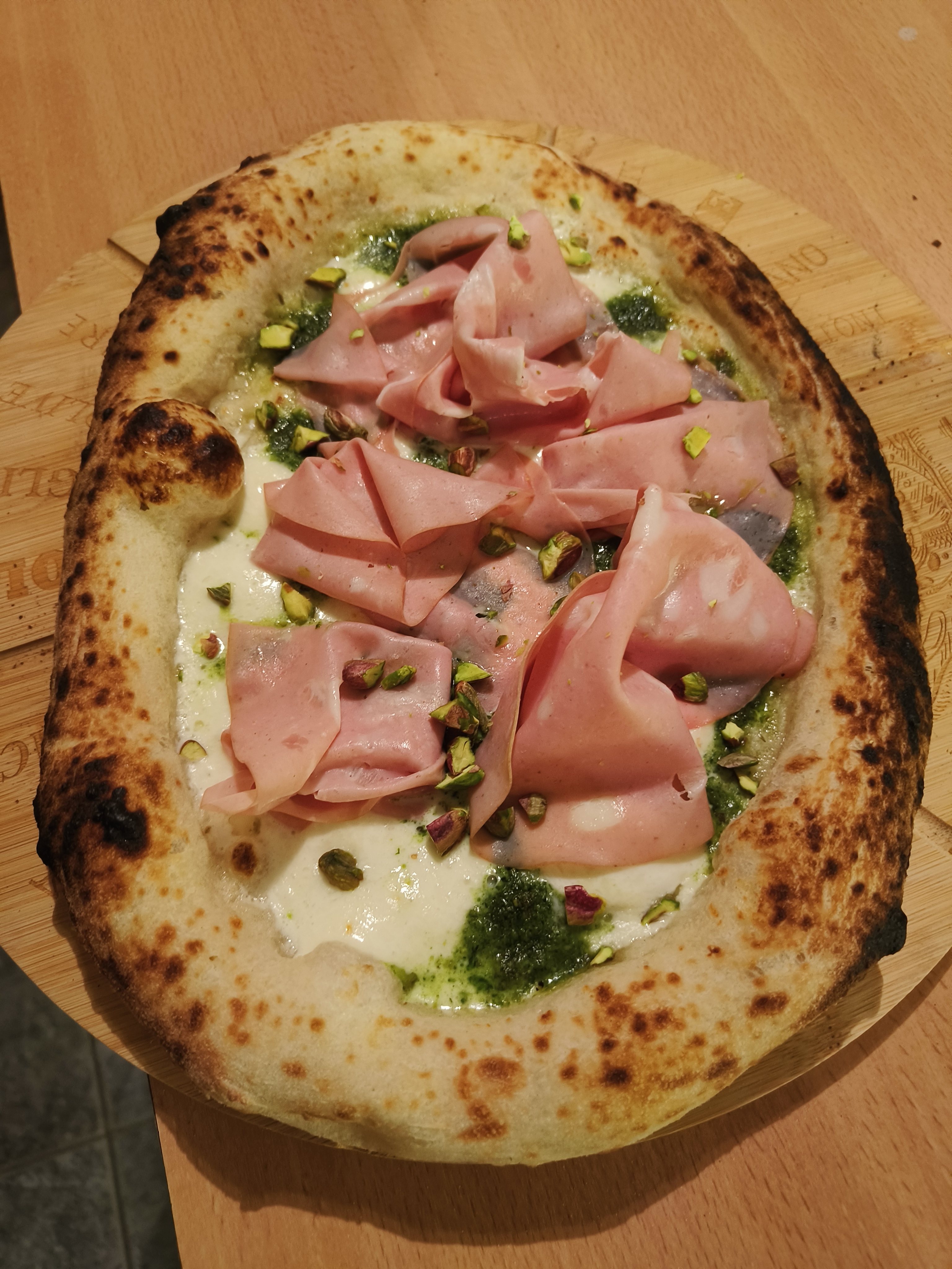 Pizza met mortadella en pistache