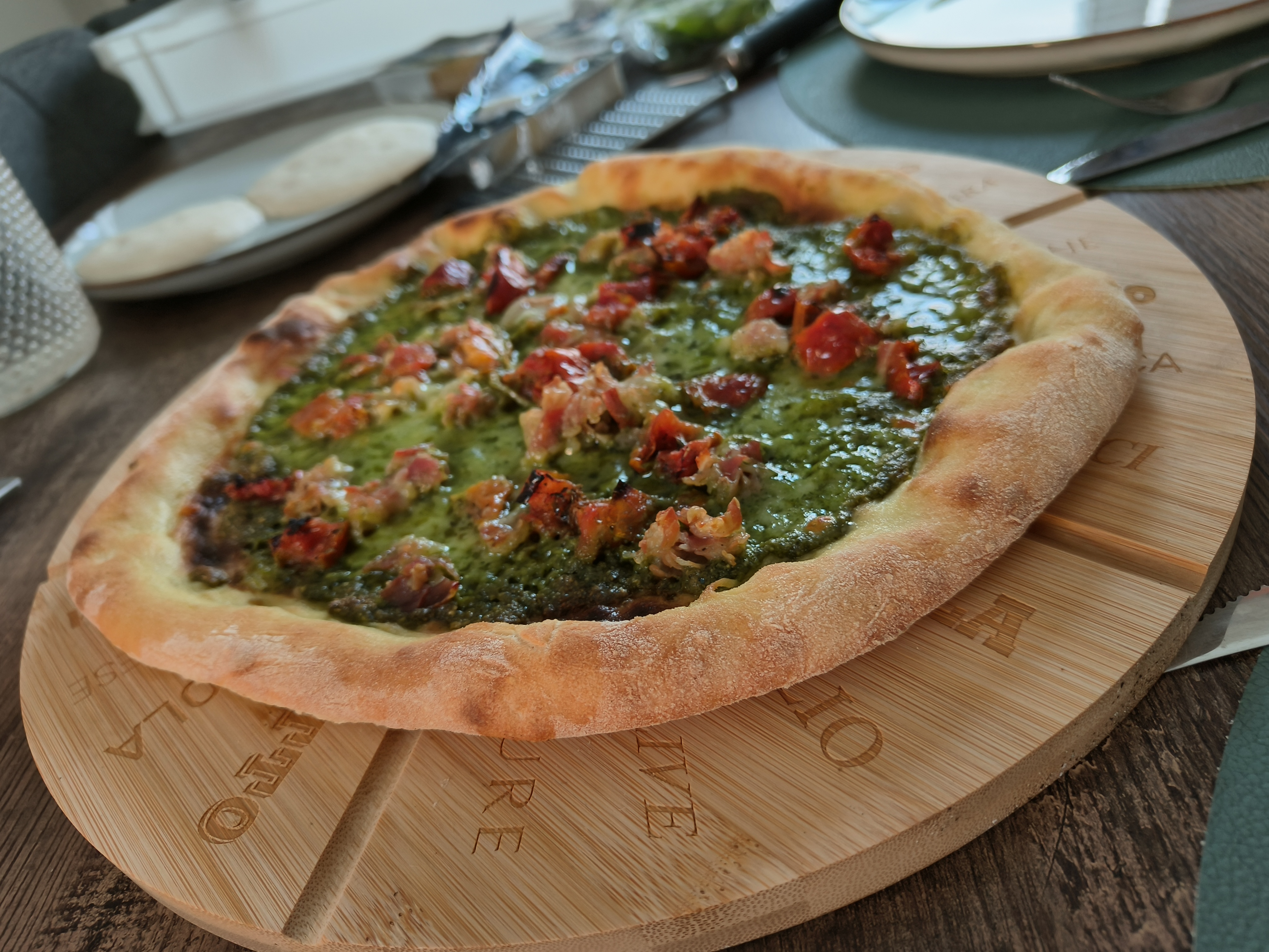 Pizza Pesto met pancetta en zongedroogde tomaten
